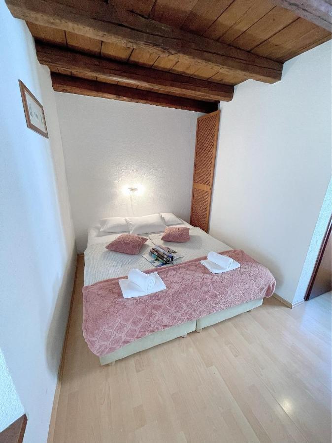 House Ivancic-Free Parking Trogir Bagian luar foto